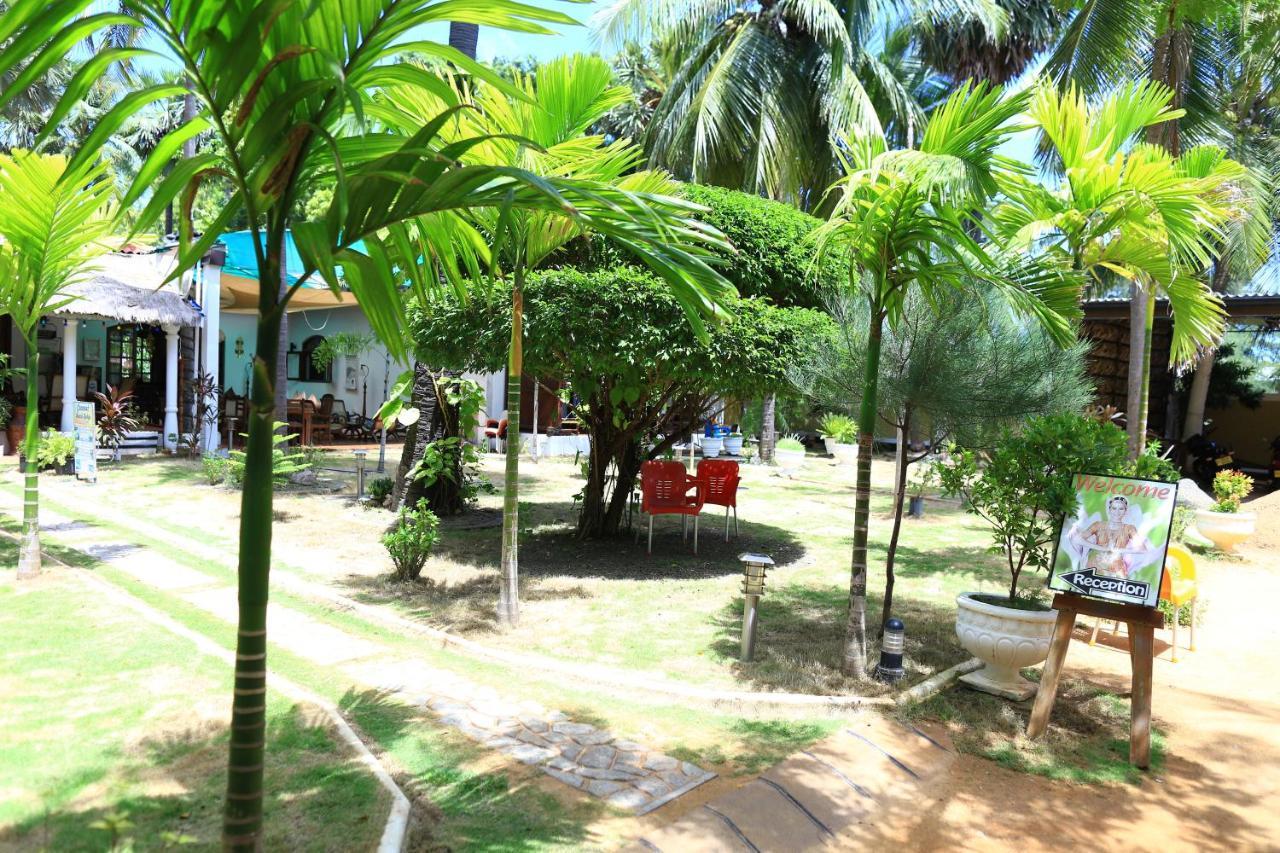 Coconut Beach Lodge Trincomalee Exterior photo